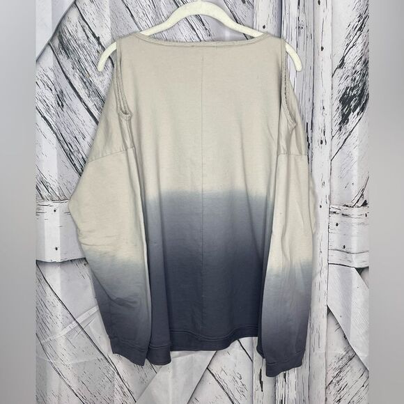 Easel Cold Shoulder Ombre Distressed Sweatshirt Gray 1X Plus - Picture 3 of 6